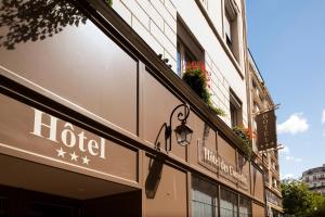 un panneau d'hôtel sur le côté d'un bâtiment dans l'établissement Hôtel des Comédies, à Paris