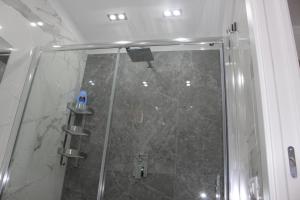 y baño con ducha y puerta de cristal. en La Casa di Lù, en Nápoles