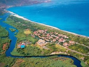 an aerial view of a house on an island next to the water at Appartamento Vacanza Mara in Badesi