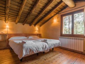 Un dormitorio con una cama y una ventana grande. en Lo Alto, en El Arenal