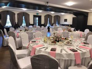 シャウレイにあるHotel - Bar Grafaiteの白いテーブルと白い椅子のある宴会場 +85枚の写真
