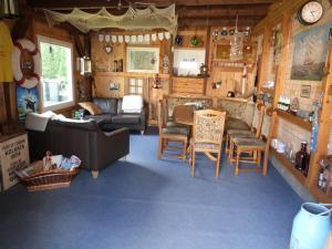 ein Wohnzimmer mit einem Sofa, einem Tisch und Stühlen in der Unterkunft Haus zum Stern in Ahlbeck