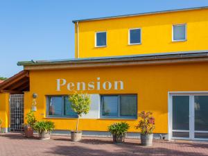 ein gelbes Gebäude mit dem Wort "Erlaubnis" in der Unterkunft Pension Molsdorf in Erfurt