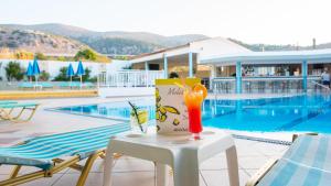Bazén v ubytovaní Melissa Apartments, Studios & Suites alebo v jeho blízkosti