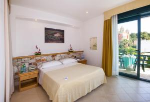 A bed or beds in a room at Hotel Terminal - Caroli Hotels