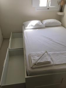Kama o mga kama sa kuwarto sa Cosy studio in Santorini
