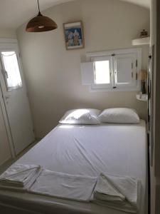 Kama o mga kama sa kuwarto sa Cosy studio in Santorini