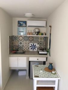 Kitchen o kitchenette sa Cosy studio in Santorini