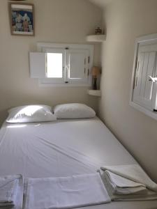 Kama o mga kama sa kuwarto sa Cosy studio in Santorini