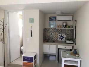 Kitchen o kitchenette sa Cosy studio in Santorini