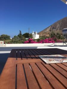 a wooden bench sitting on top of a roof at Cosy studio in Santorini in Éxo Goniá