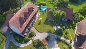 Bazén v ubytování Gästehaus Zur schönen Aussicht nebo v jeho okolí