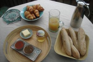 Meilhan-sur-GaronneにあるGîte Au Jardinのテーブル(パンプレートとオレンジジュース1杯付)