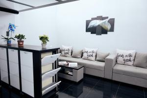 sala de estar con sofá y mesa en Hotel Kapsula en Astaná