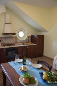 una cucina con tavolo e 2 bicchieri di vino di Milordrelais a Massa Lubrense