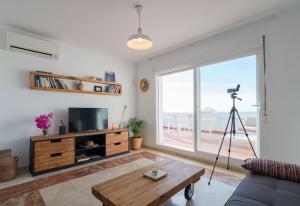 Sala de estar con TV y cámara en Apartamento Sietecolores Sea View, en Rincón de la Victoria