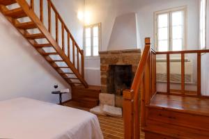 sypialnia ze schodami i kominkiem w obiekcie Belvedere Medieval Villa w mieście Rodos