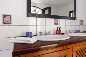 ein Badezimmer mit 2 Waschbecken und einem Spiegel in der Unterkunft Belvedere Medieval Villa in Rhodos (Stadt)