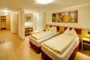 Rúm í herbergi á Hotel Leimer Bräu