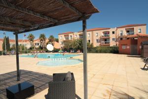 a view of a swimming pool in a resort at Résidence La Pinède in Le Barcarès