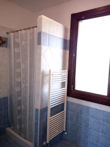 オルビアにあるApartment Olbia Holidaysのバスルーム(シャワー、窓付)が備わります。