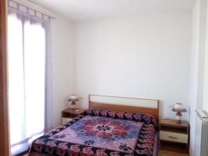 1 dormitorio con 1 cama con colcha de flores en Apartment Olbia Holidays, en Olbia