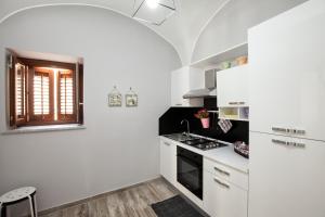 Kuchyň nebo kuchyňský kout v ubytování Le Alcove
