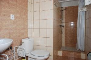 Un baño con inodoro, lavabo y ducha. en Apartment chatky Aquaduo, en Liptovská Sielnica 16 fotos más