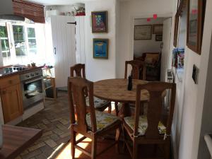 una cucina con tavolo e sedie in una cucina di Old Rectory - Scoulton a Great Ellingham