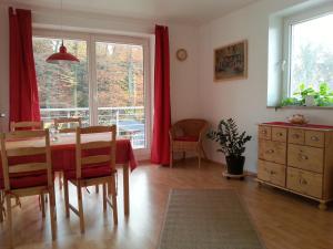 uma sala de jantar com uma mesa e uma grande janela em Ferienwohnung an der Hasenburg em Lüneburg