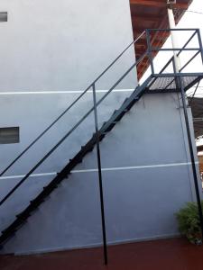 un escalier en métal sur le côté du bâtiment dans l'établissement Apartamentos Centricos Puerto Iguazu, à Puerto Iguazú