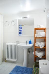 A bathroom at Fabulous central apartment close to the sea!