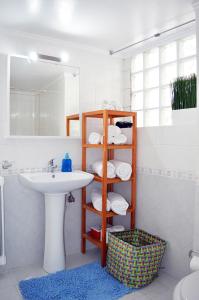 A bathroom at Fabulous central apartment close to the sea!
