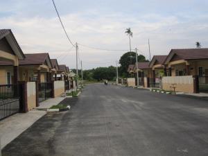 una calle en un barrio residencial con casas en Al-Kahfi Homestay en Dungun