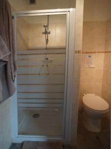 La salle de bains est pourvue d'une douche et de toilettes. dans l'établissement The Silent Picket, à Martinpuich