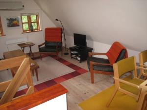 Posezení v ubytování Naboløs Rooms