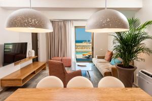 A television and/or entertainment centre at Eland Dream Villas Még 37 kép