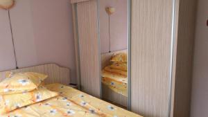 ルムニク・ヴルチャにあるApartament Valcea Centralのベッドの横に鏡が付くベッドルーム