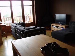 uma sala de estar com dois sofás e uma mesa em Lujoso duplex en Port del Comte em La Coma i la Pedra