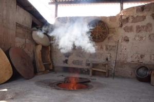 una habitación con una estufa con humo saliendo de ella en B&B Byurakan-Vanush en Byurakan