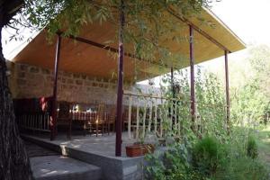 einen Pavillon mit einem Tisch und Stühlen im Garten in der Unterkunft B&B Byurakan-Vanush in Byurakan