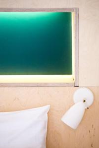 een groen krijtbord met een witte eend aan de muur bij Isabella Living in Maribor