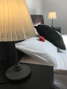una lampada su un tavolo accanto a un letto con cuscini di Old City House a Braşov