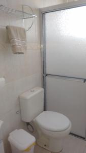 ein Badezimmer mit weißer Toilette und Dusche in der Unterkunft Meu Cantinho da Paz Em Águas de Lindóia in Águas de Lindóia