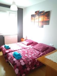 Un dormitorio con una cama con toallas azules. en Euskal Dreams Apartment, en Bermeo