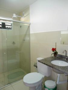 uma casa de banho com um chuveiro, um WC e um lavatório. em Casa Aeroporto Maceió em Maceió