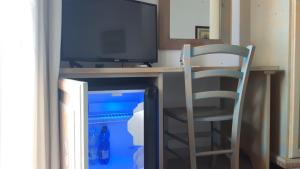 A television and/or entertainment centre at Alghero Vacanze Hotel