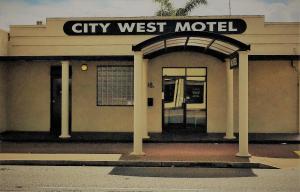 ein Motel-Gebäude im Stadtwesten mit einem Schild darauf in der Unterkunft City West Motel in Adelaide