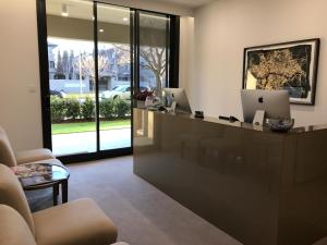Ein Sitzbereich in der Unterkunft Knightsbridge Canberra