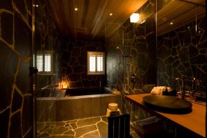 Phòng tắm tại Kimamaya By Odin